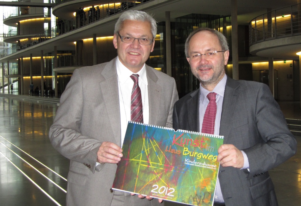 Kunstkalender des Kinderzuhause übergeben